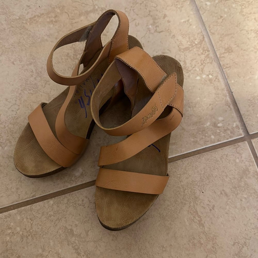 Beautiful, tan colored blowfish, wedge sandal